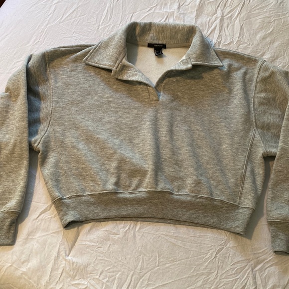Forever 21 Tops - EUC Forever 21 crop hoodie with vneck collar size large